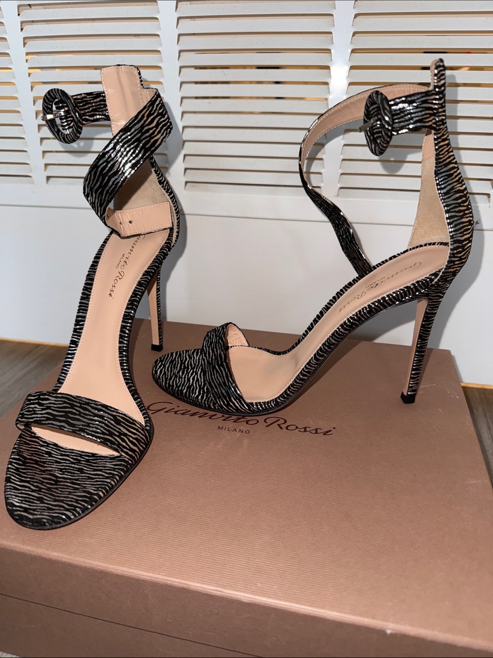 Gianvito Rossi Portofino 105 in Komodo Black & Silver- Size 9 - Picture 6 of 7